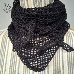 Le bandana résille noir au crochet. Fait main, avec un fil fin en coton.