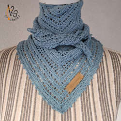 Le bandana au crochet réalisé en Alsace. Un accessoire indispensable.