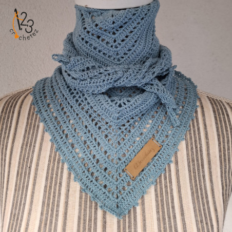 Le bandana au crochet réalisé en Alsace. Un accessoire indispensable.
