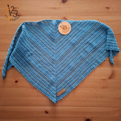 Le bandana au crochet réalisé en Alsace. Un accessoire indispensable.