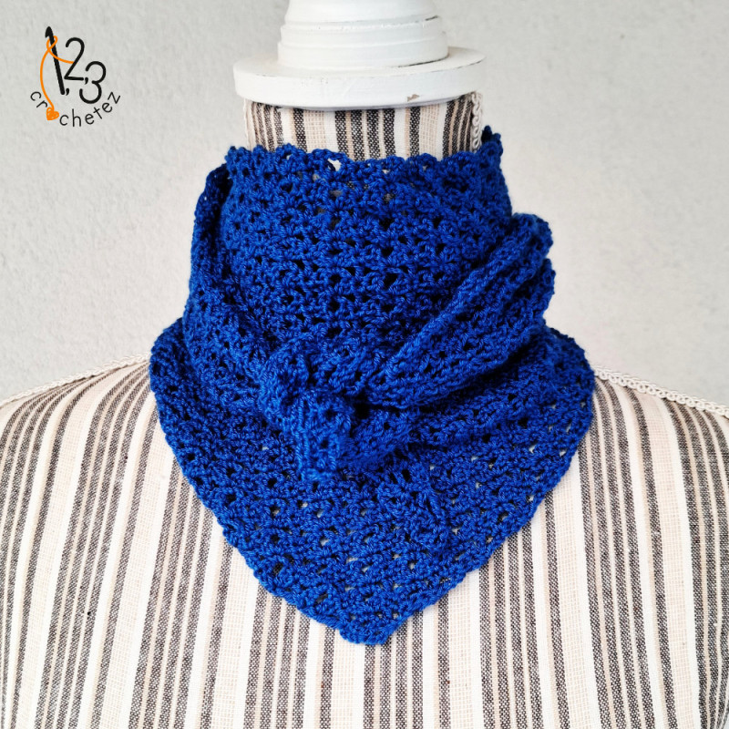 Le bandana XL de couleur bleu roi, crocheté à la main en Alsace.