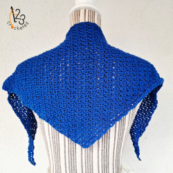 Le bandana XL de couleur bleu roi, crocheté à la main en Alsace.