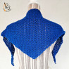Le bandana XL de couleur bleu roi, crocheté à la main en Alsace.