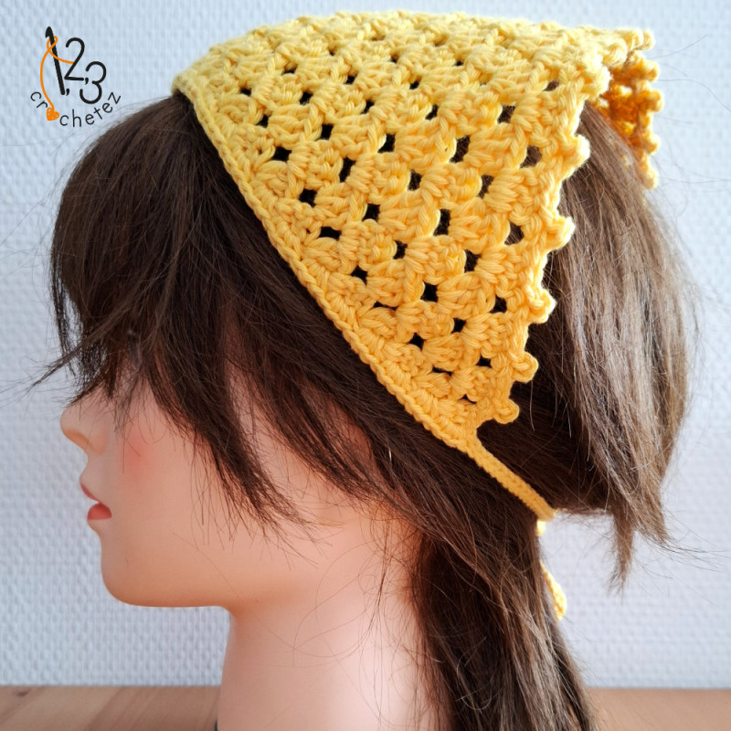 Bandana jaune au crochet en point granny, réalisé en Alsace par mes soins.
