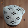 Le bandana aux motifs floraux, réalisé au crochet avec du fil coton.