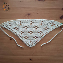 Le bandana aux motifs floraux, réalisé au crochet avec du fil coton.