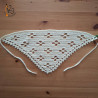Le bandana aux motifs floraux, réalisé au crochet avec du fil coton.