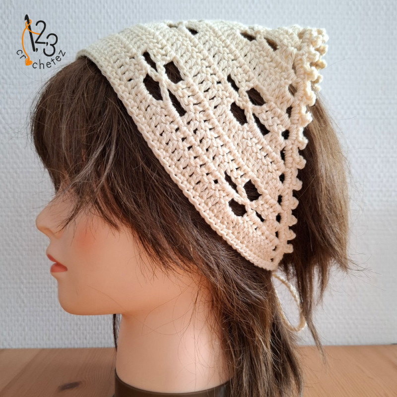 Le bandana aux motifs floraux, réalisé au crochet avec du fil coton.