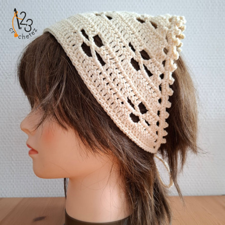 Le bandana aux motifs floraux, réalisé au crochet avec du fil coton.