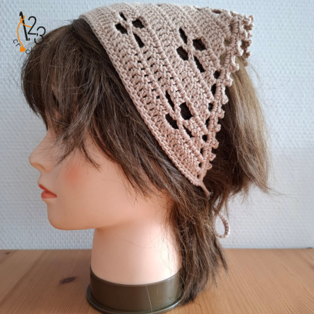 Le bandana "fleur" au crochet de couleur beige. Fait main en Alsace.