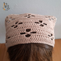 Le bandana "fleur" au crochet de couleur beige. Fait main en Alsace.
