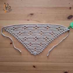Le bandana "fleur" au crochet de couleur beige. Fait main en Alsace.