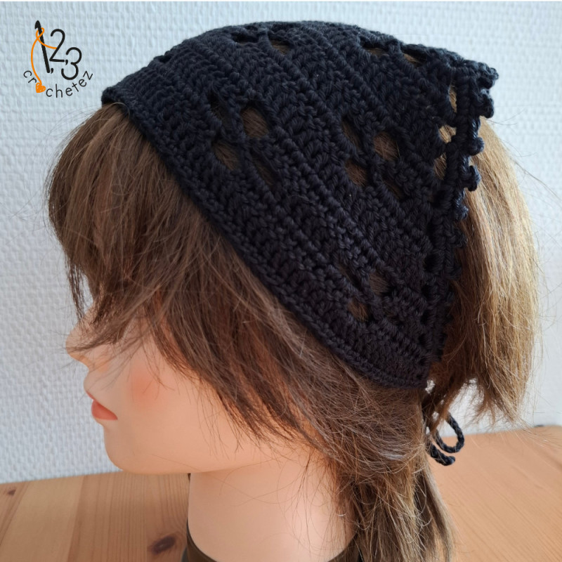 Le bandana "fleur" de couleur noir. Crocheté par mes soins en Alsace.