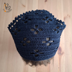 Le bandana "fleur" de couleur noir. Crocheté par mes soins en Alsace.