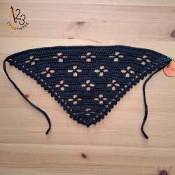 Le bandana "fleur" de couleur noir. Crocheté par mes soins en Alsace.