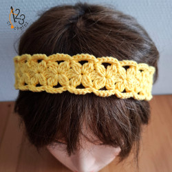 Le bandeau pour cheveux, en coton de couleur jaune. Fait main au crochet.
