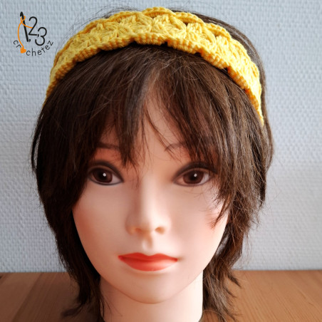 Le bandeau pour cheveux, en coton de couleur jaune. Fait main au crochet.