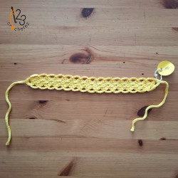 Le bandeau pour cheveux, en coton de couleur jaune. Fait main au crochet.