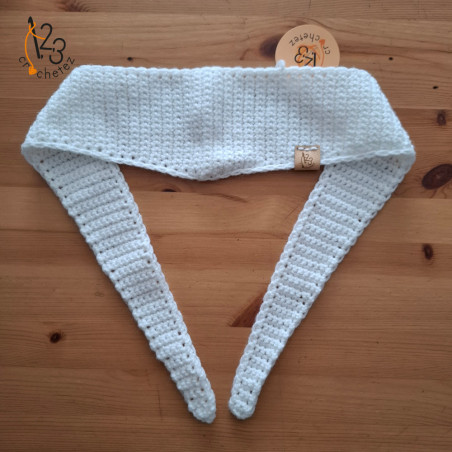 L'écharpe blanche, modèle "scarf" fait main au crochet en Alsace.
