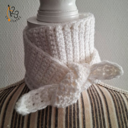 L'écharpe blanche, modèle "scarf" fait main au crochet en Alsace.