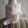 L'écharpe blanche, modèle "scarf" fait main au crochet en Alsace.