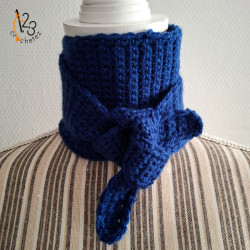 L'écharpe "scarf" au crochet, un modèle à avoir dans sa garde-robe.