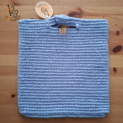 Sac crocheté avec du fil tubulaire, couleur lavande.