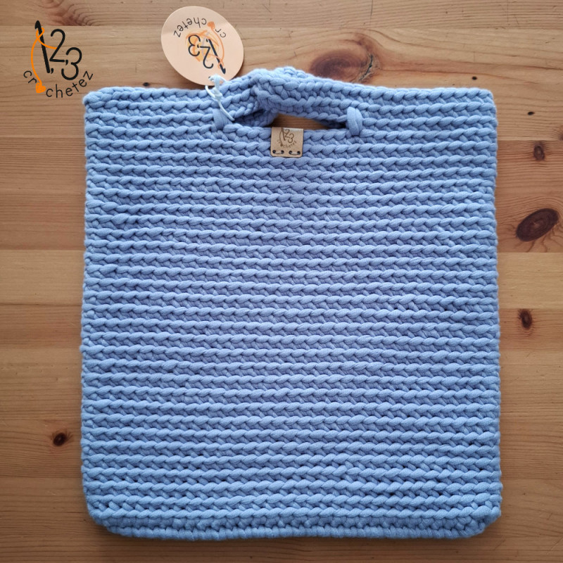 Sac crocheté avec du fil tubulaire, couleur lavande.