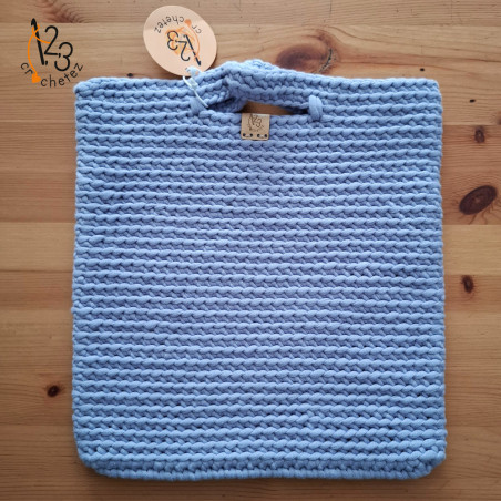 Sac crocheté avec du fil tubulaire, couleur lavande.