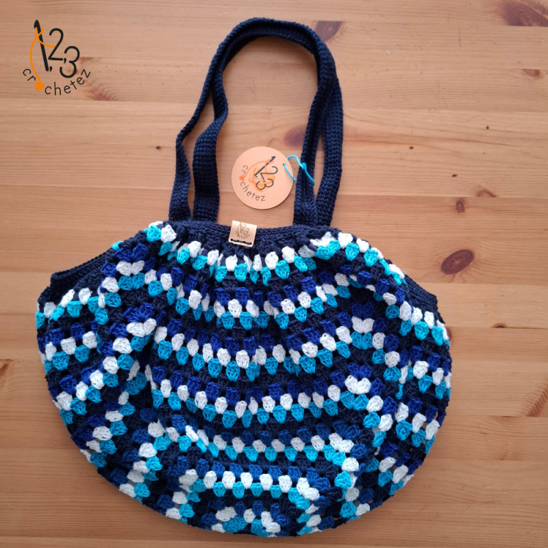 Le sac boule au crochet, avec une doublure en tissu pour une belle finition.