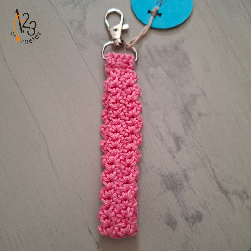 Le porte-clés bracelet, réalisé au crochet avec du fil 100% coton.