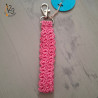 Le porte-clés bracelet, réalisé au crochet avec du fil 100% coton.