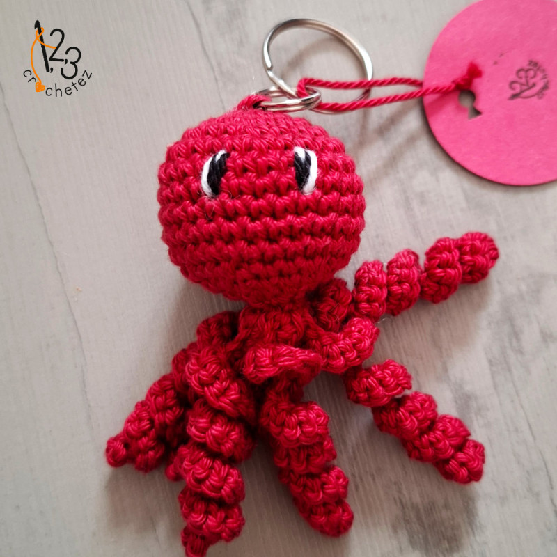 Le porte-clés pieuvre rouge en coton, crocheté par mes soins en Alsace.