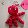 Le porte-clés pieuvre rouge en coton, crocheté par mes soins en Alsace.