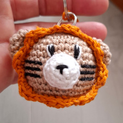 Le porte-clés avec sa crinière orange, fait main au crochet en Alsace.