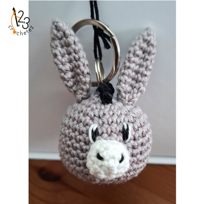 Le porte-clés âne gris au crochet pour égayer votre trousseau de clés.