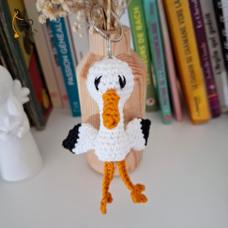 Le porte-clés cigogne fait main au crochet, un clin d'oeil alsacien.