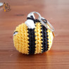 Une petite attention artisanale en offrant ce porte-clés abeille fait main.