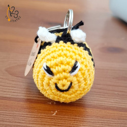 Une petite attention artisanale en offrant ce porte-clés abeille fait main.