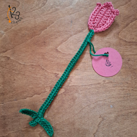 Découvrez ce marque-pages plat en forme de tulipe rose, fait au crochet.