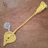 Un marque-pages en forme de feuille jaune, réalisé au crochet en Alsace.