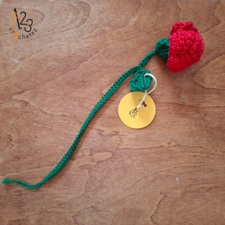 Le marque-pages rose rouge, fait main au crochet en Alsace.
