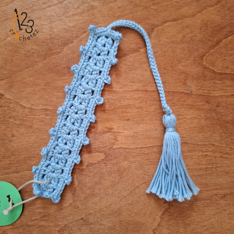 Le marque-pages bleu au crochet, l'accessoire artisanal de vos lectures.