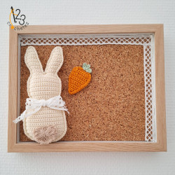 Le tableau avec un lapin crocheté, pour décorer une chambre d'enfant.
