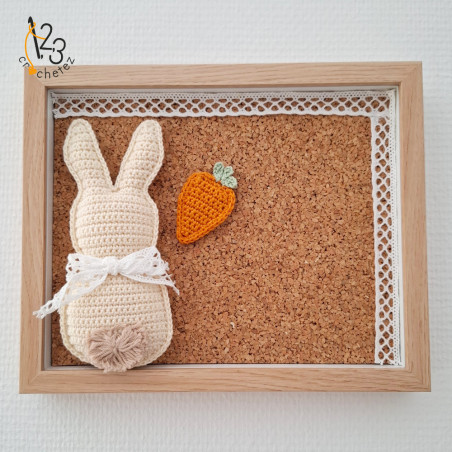 Le tableau avec un lapin crocheté, pour décorer une chambre d'enfant.