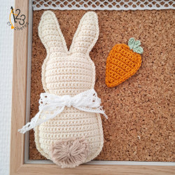 Le tableau avec un lapin crocheté, pour décorer une chambre d'enfant.
