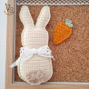 Le tableau avec un lapin crocheté, pour décorer une chambre d'enfant.