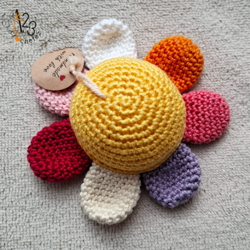 Un pique épingle fleur réalisé au crochet par mes soins, en Alsace.