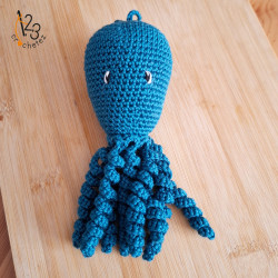 Un poulpe réalisé par mes soins au crochet comme décoration de chambre.
