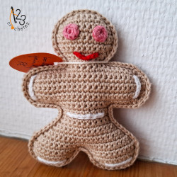 Le petit bonhomme en pain d'épices, réalisé au crochet avec du fil coton.